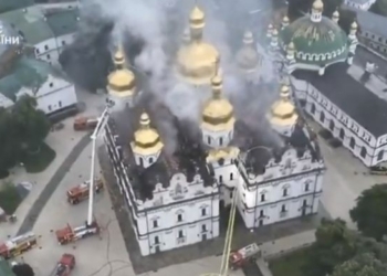 Vista aérea de la Catedral de Kievo-Petchersk en llamas