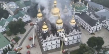Vista aérea de la Catedral de Kievo-Petchersk en llamas