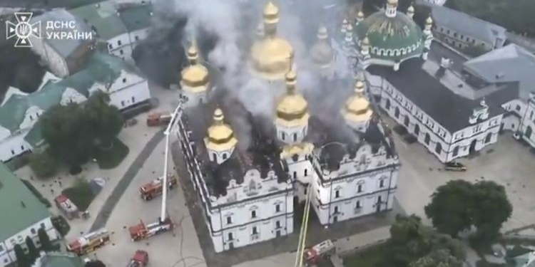 Vista aérea de la Catedral de Kievo-Petchersk en llamas