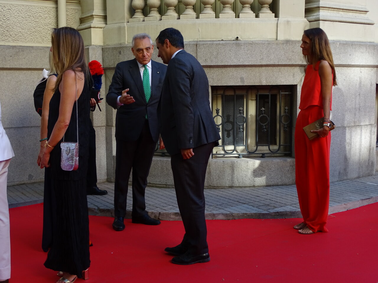 Asistentes conversando en la celebración del 80 aniversario de la República Italiana en Madrid.