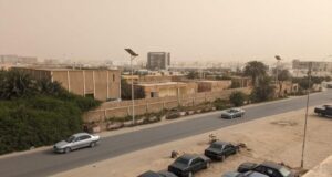 Vista de un área urbana en Mauritania con edificios y vehículos