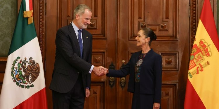 Claudia Sheinbaum y Rey Felipe VI se saludan en Palacio Nacional