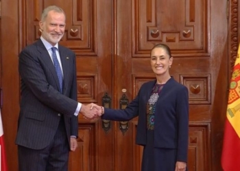 Claudia Sheinbaum y Felipe VI se saludan en Palacio Nacional