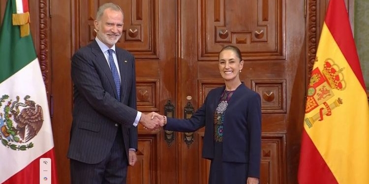 Claudia Sheinbaum y Felipe VI se saludan en Palacio Nacional