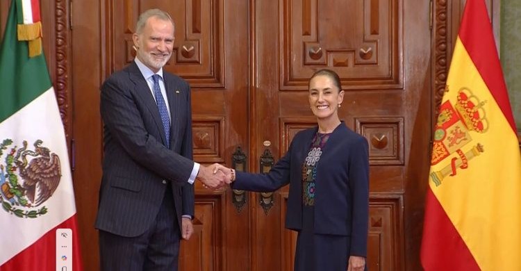 Claudia Sheinbaum y Felipe VI se saludan en Palacio Nacional