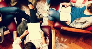 Participantes en un club de lectura en alemán en el Goethe-Institut de Barcelona