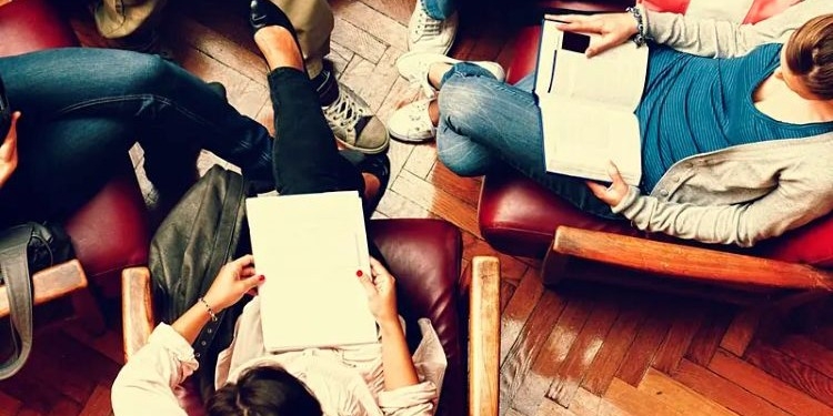 Participantes en un club de lectura en alemán en el Goethe-Institut de Barcelona