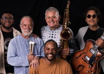 Miembros de la banda PERUJAZZ posando para una foto