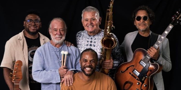 Miembros de la banda PERUJAZZ posando para una foto