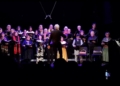 Coros diversos cantando en el escenario del concierto de verano en Casa Asia.