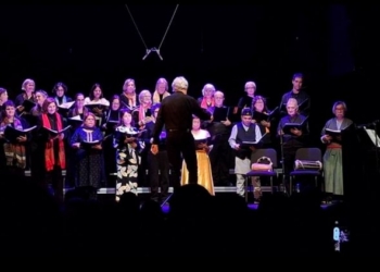 Coros diversos cantando en el escenario del concierto de verano en Casa Asia.