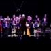 Coros diversos cantando en el escenario del concierto de verano en Casa Asia.