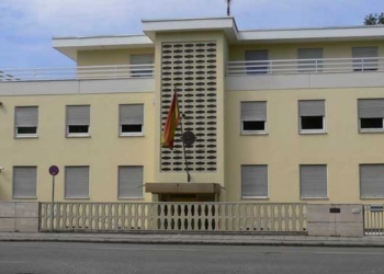 Edificio del consulado de España en Múnich con bandera española
