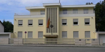 Edificio del consulado de España en Múnich con bandera española