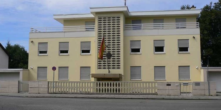 Edificio del consulado de España en Múnich con bandera española