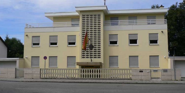 Edificio del consulado de España en Múnich con bandera española