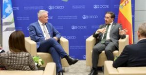 Reunión entre representantes de la OCDE y España en un ambiente formal