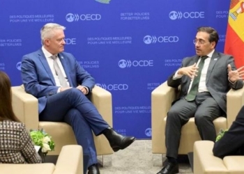 Reunión entre representantes de la OCDE y España en un ambiente formal
