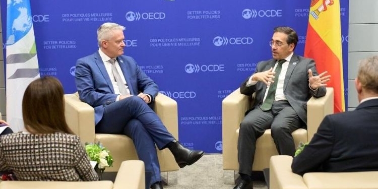 Reunión entre representantes de la OCDE y España en un ambiente formal