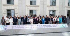 Grupo de participantes en la V Conferencia Ministerial de Política Exterior Feminista en Madrid