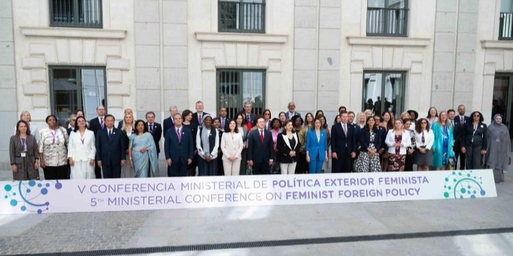 Grupo de participantes en la V Conferencia Ministerial de Política Exterior Feminista en Madrid