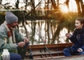 Escena de la película El sueño de Emma con padre e hija en un bote