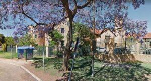 Vista exterior de la embajada de España en Sudáfrica con jacarandas
