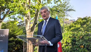 El embajador de Azerbaiyán Ramiz Hasanov hablando en un evento en Madrid / Fotos: JDL