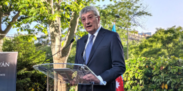 El embajador de Azerbaiyán Ramiz Hasanov hablando en un evento en Madrid / Fotos: JDL