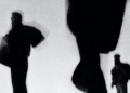 Fotografía en blanco y negro de personas en movimiento con abrigos