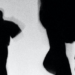 Fotografía en blanco y negro de personas en movimiento con abrigos