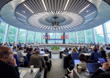 Reunión de la Comisión Internacional de Reclamaciones para Ucrania con participantes en una sala moderna.