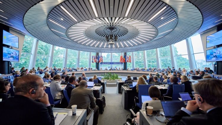 Reunión de la Comisión Internacional de Reclamaciones para Ucrania con participantes en una sala moderna.