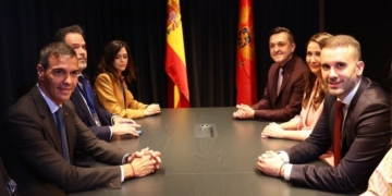Reunión entre representantes de España y Montenegro durante la firma de acuerdos