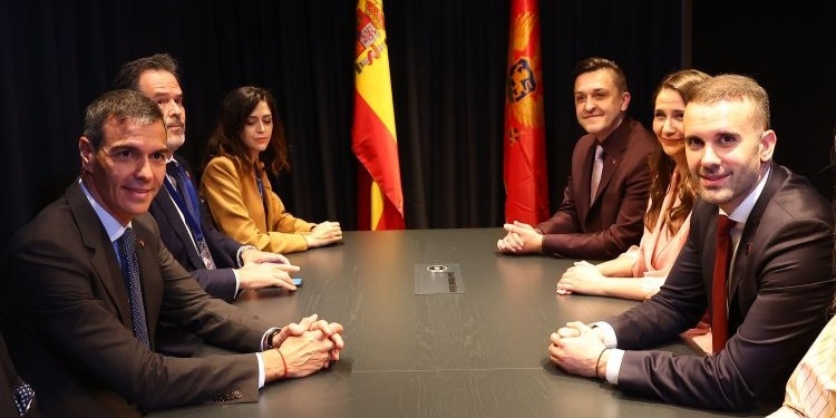 Reunión entre representantes de España y Montenegro durante la firma de acuerdos