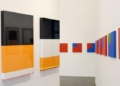 Obras de arte minimalistas en la exposición sobre democracia americana