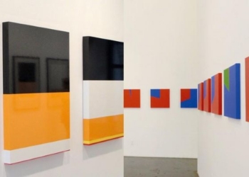 Obras de arte minimalistas en la exposición sobre democracia americana