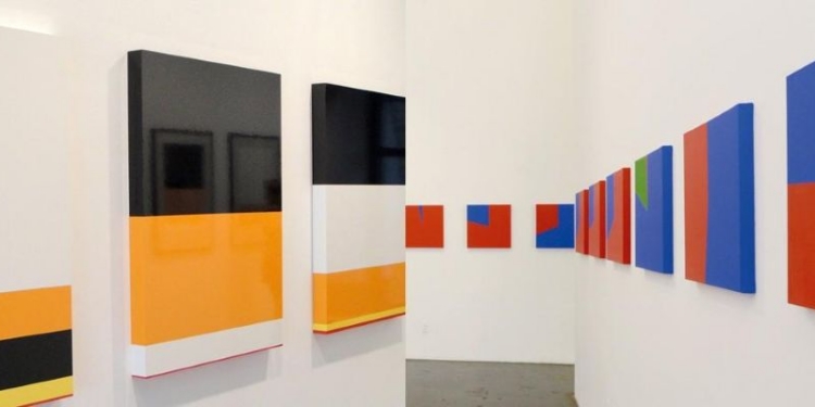 Obras de arte minimalistas en la exposición sobre democracia americana