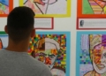 Persona observando obras de arte en la exposición Enseñar África