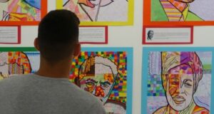 Persona observando obras de arte en la exposición Enseñar África