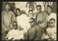Grupo de hombres posando en una fotografía antigua en Saint-Louis, Senegal.
