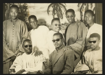 Grupo de hombres posando en una fotografía antigua en Saint-Louis, Senegal.