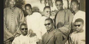 Grupo de hombres posando en una fotografía antigua en Saint-Louis, Senegal.