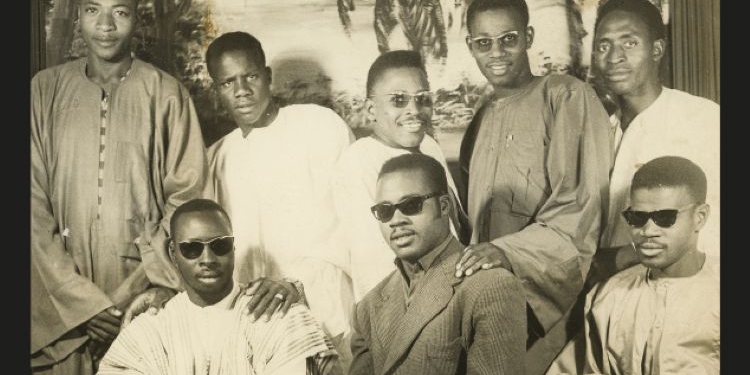 Grupo de hombres posando en una fotografía antigua en Saint-Louis, Senegal.