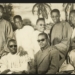 Grupo de hombres posando en una fotografía antigua en Saint-Louis, Senegal.