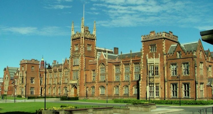 Edificio histórico de Queen's University en Belfast, Irlanda del Norte.