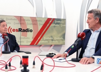 Dos hombres discutiendo en un estudio de radio sobre política española