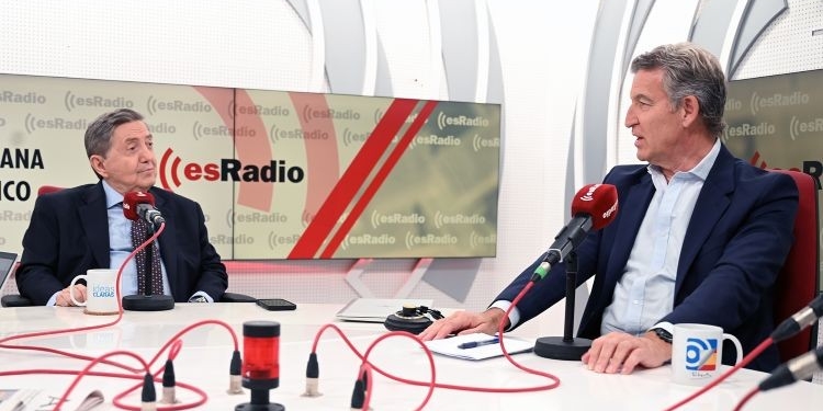 Dos hombres discutiendo en un estudio de radio sobre política española
