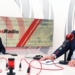 Dos hombres discutiendo en un estudio de radio sobre política española