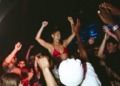 Personas disfrutando en una fiesta de música en el Institut Français de Madrid